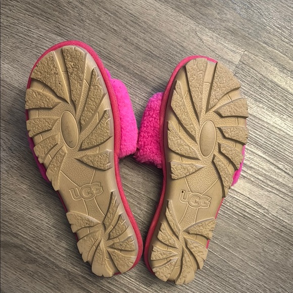 UGG Vibrant Pink Fluffy Slippers - Picture 4 of 5
